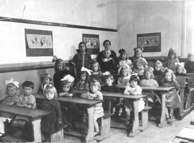 1002430 Groepsportret van leerlingen en onderwijzers van de School met den Bijbel te Vreeswijk. Met v.l.n.r. 1 juf ...